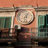 ...con fregi in stucco